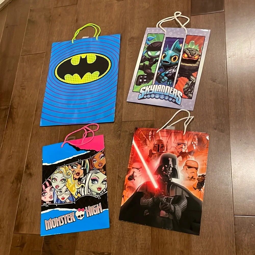 Character Fun Gift Bags (12)